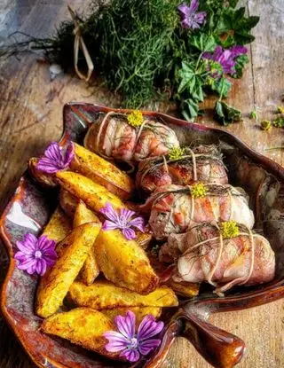 Ricetta Involtini di Pollo in Porchetta con Fiori di Campagna di Manzanitaskitchen