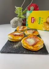 Ricetta Pizzette pomodoro e mozzarella