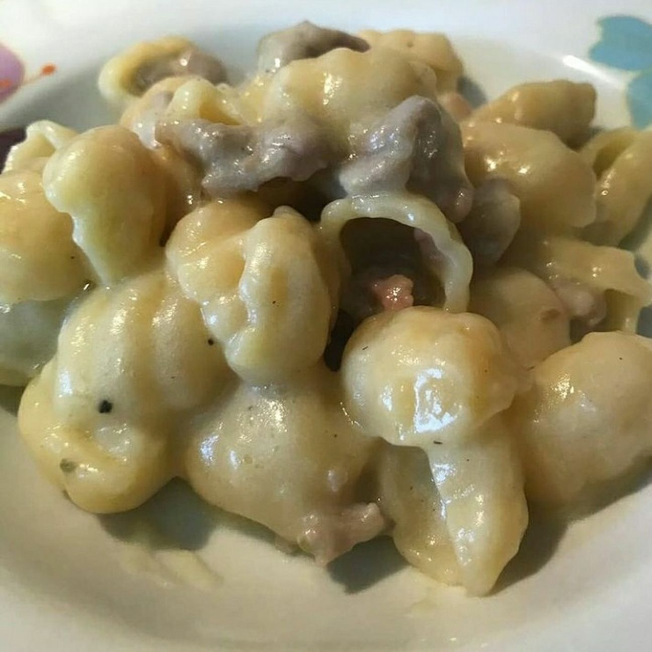 Gnocchi con crema di patate e salsiccia.