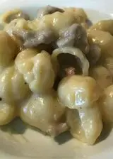 Ricetta Gnocchi con crema di patate e salsiccia.