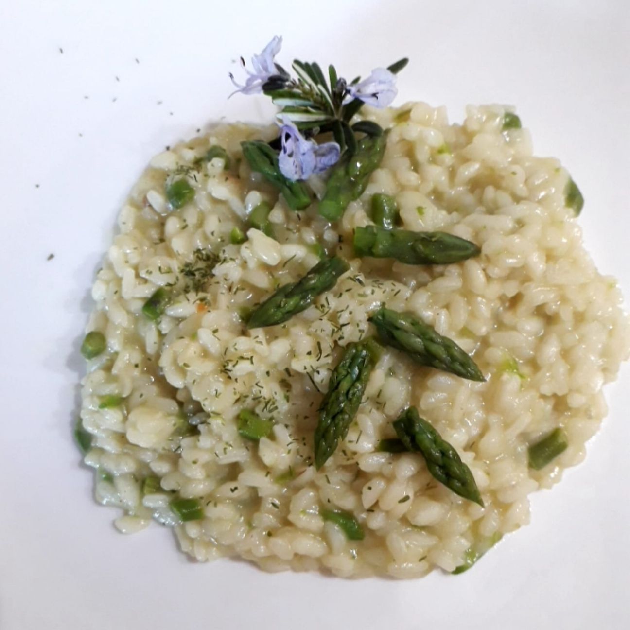 Risotto con erbe aromatiche e asparagi
