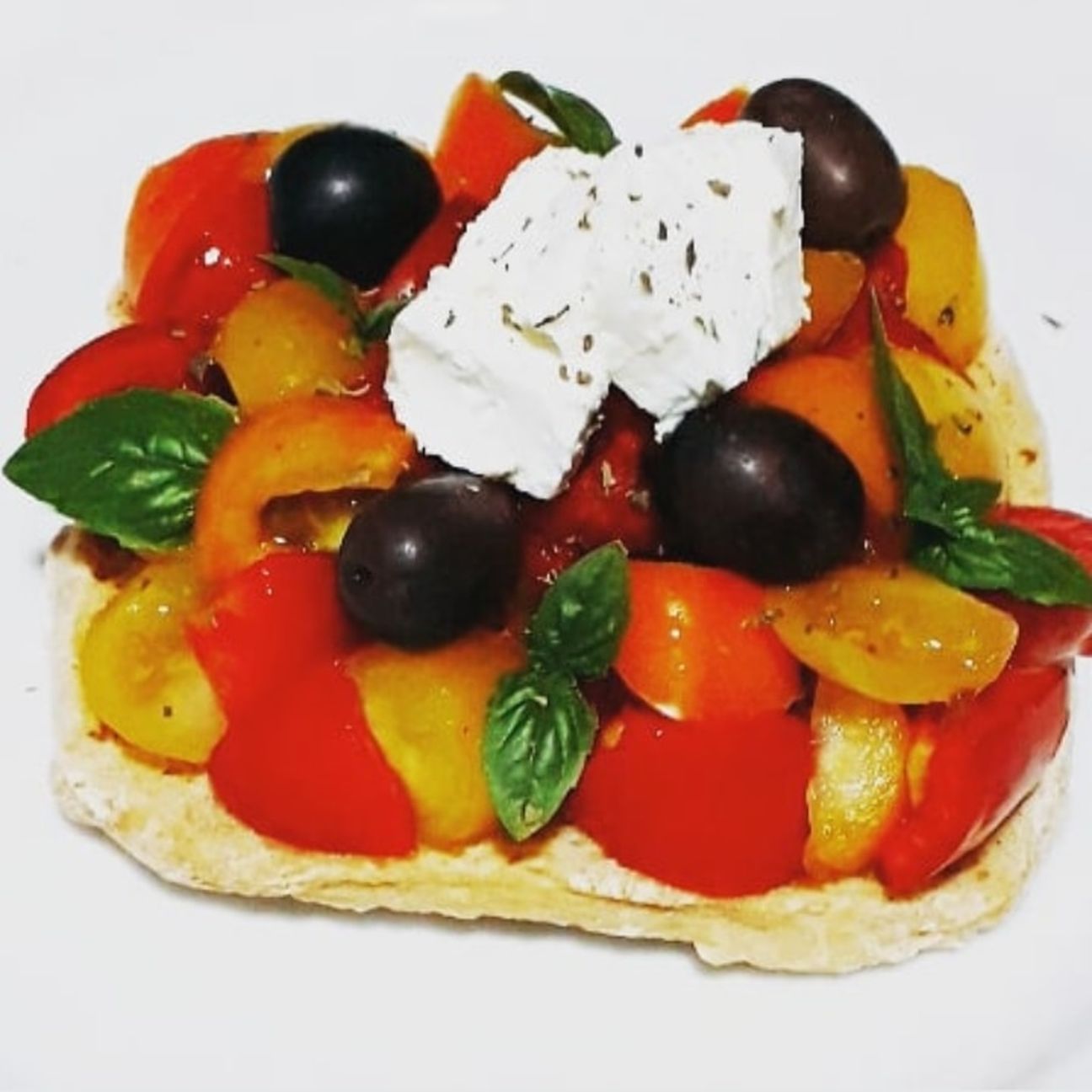 Frisella con pomodorini colorati.