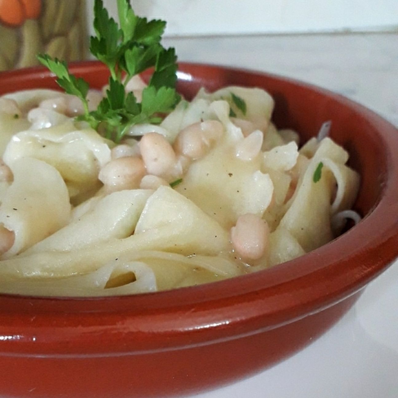 Pettole e fagioli. In napoletano "pettule e fasule "