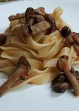 Ricetta Tagliatelle con funghi chiodini.