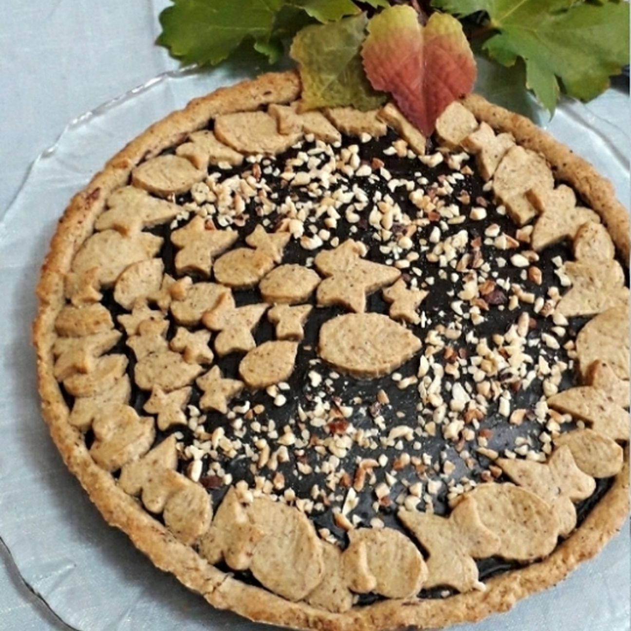 Crostata con frolla alle nocciole e crema al cioccolato fondente.