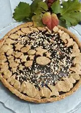 Ricetta Crostata con frolla alle nocciole e crema al cioccolato fondente.