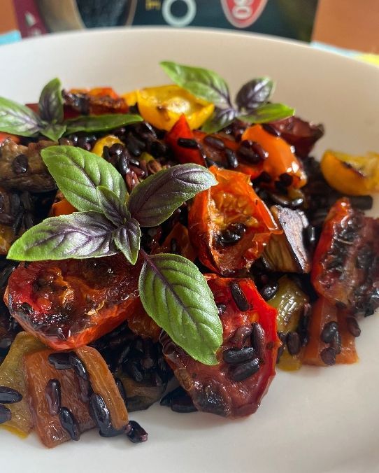 Riso nero con dadolata di verdure e pomodorini confit.