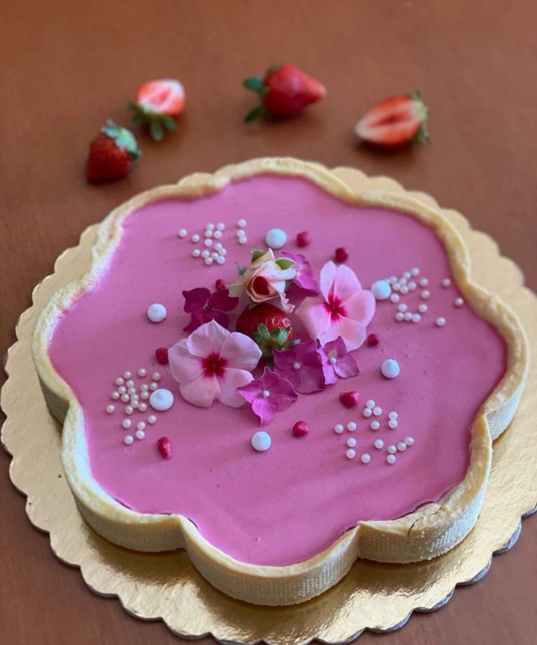 Crostata moderna con panna cotta alle fragole