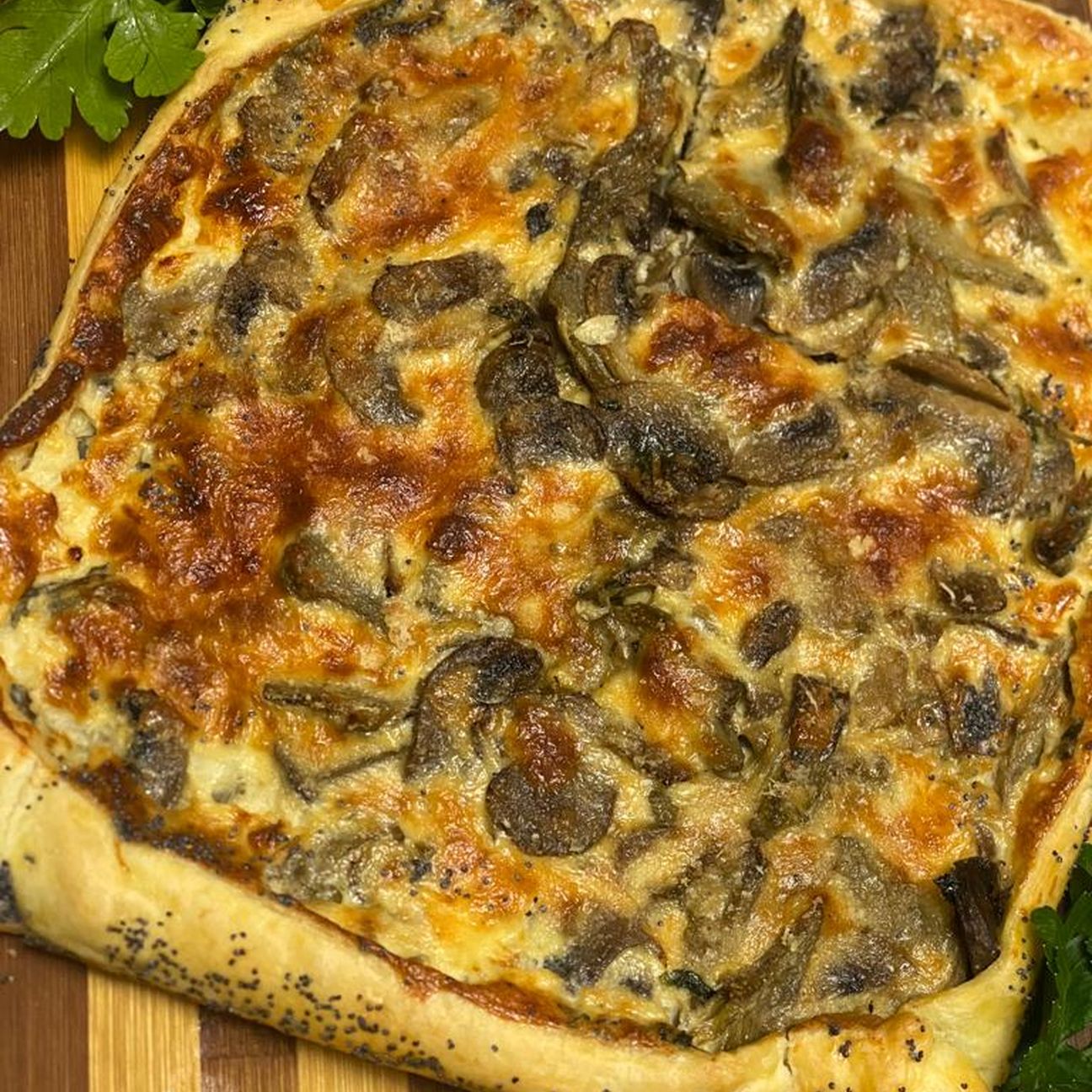 Torta salata con funghi e carciofi