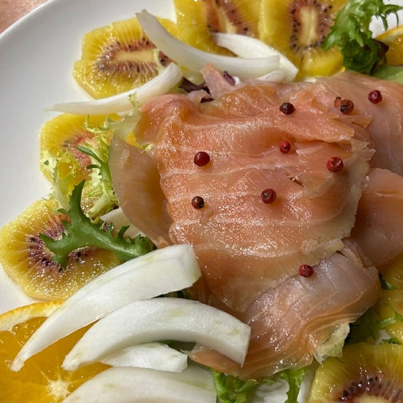 Insalata di salmone con pepe rosa, finocchi,arancia e kiwiredpassion #NataleAltaCucina