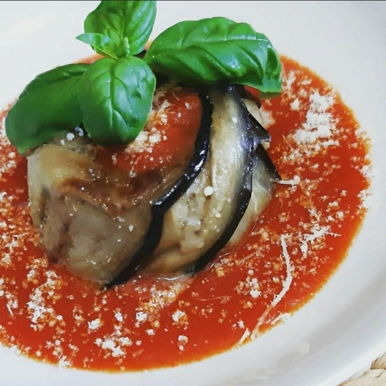 Tortino di melanzane con mozzarella.
