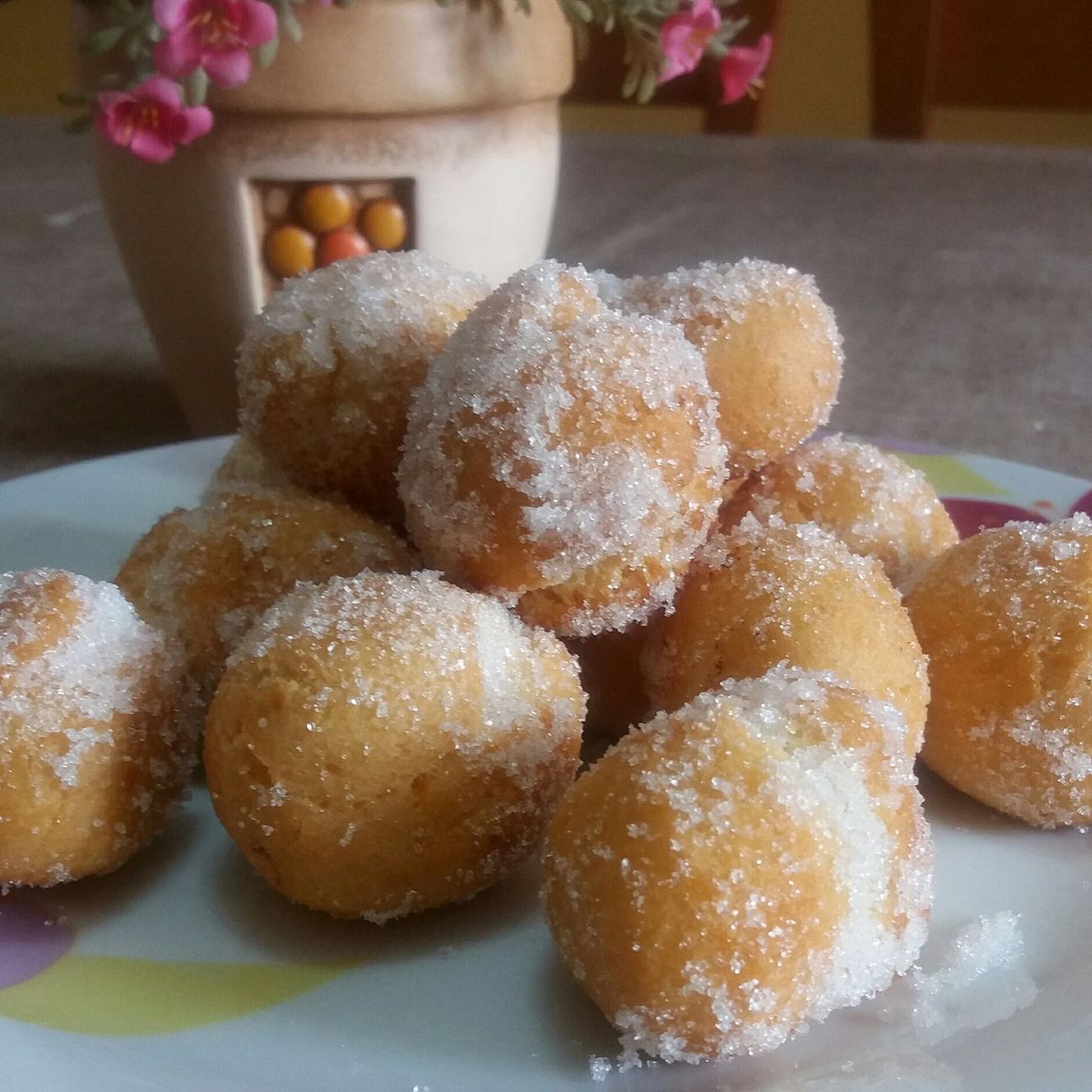 Castagnole friabili e veloci al rum bianco .
