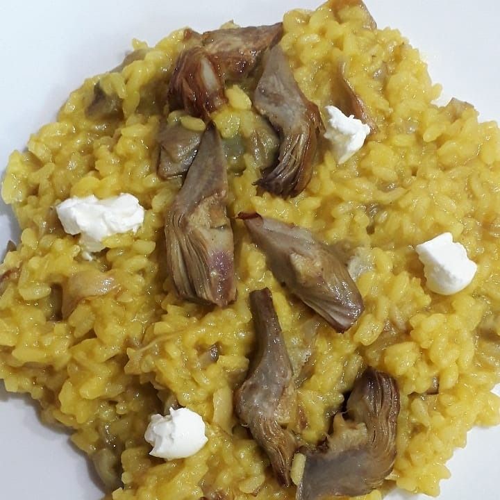 Risotto con carciofi e zafferano e aggiunta di burrata.