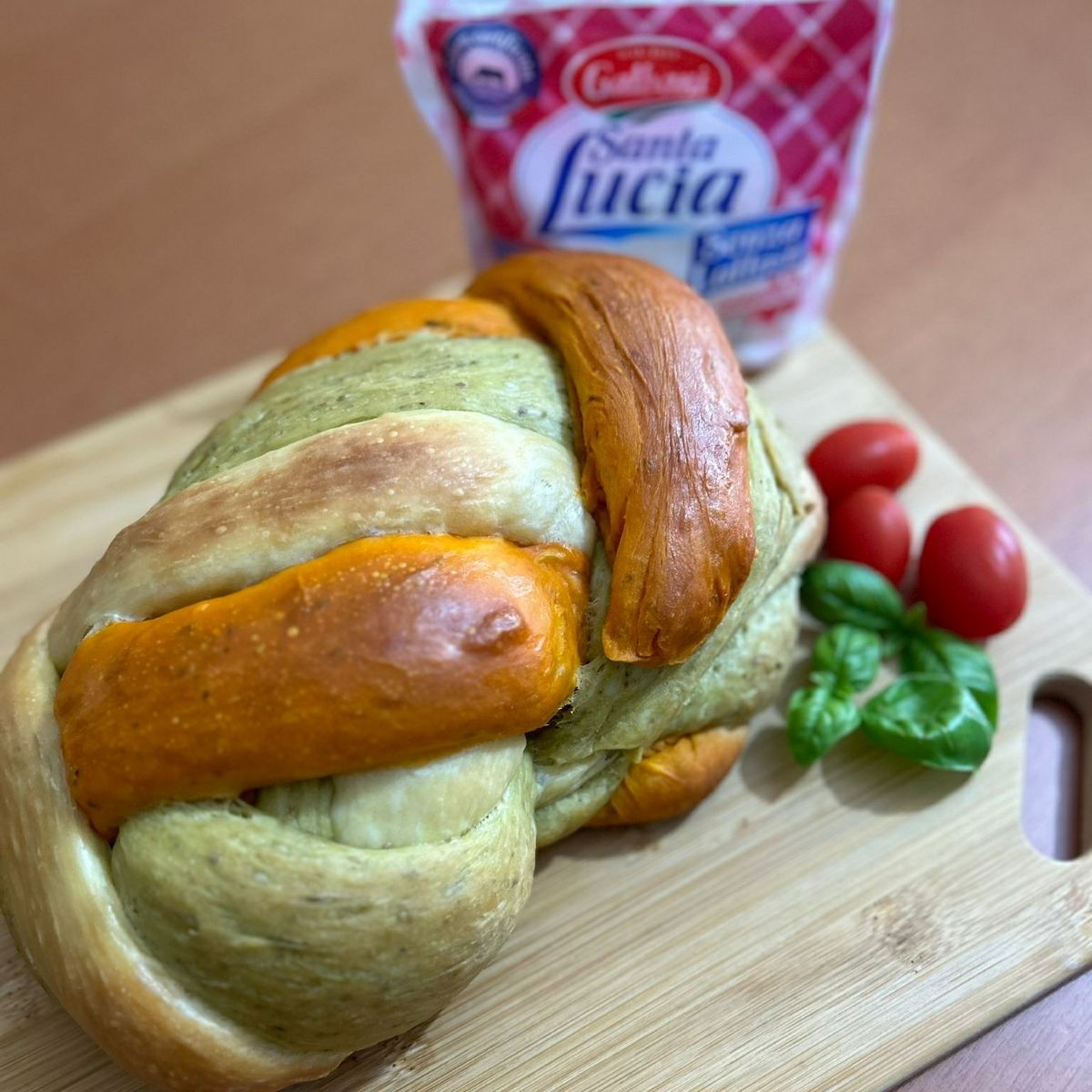 Treccia ai tre sapori. Basilico, pomodoro e mozzarella.