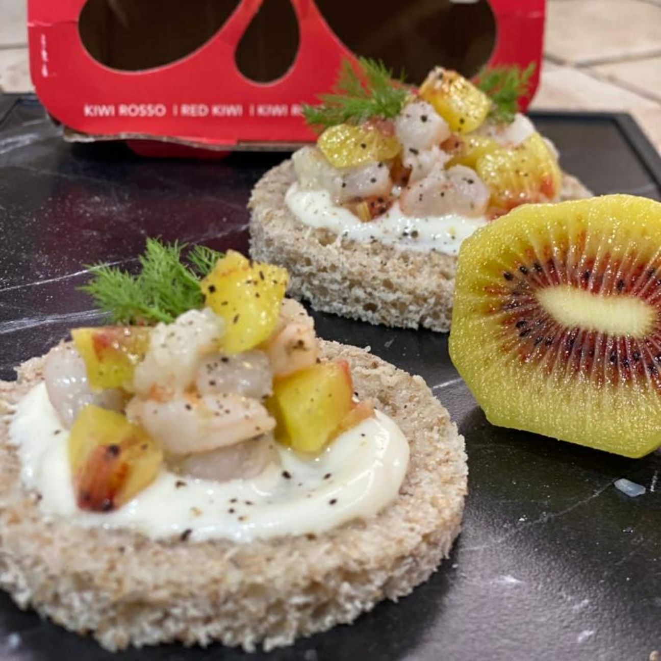 Crostini con tartare di gamberi ,kiwi e ma-yo calvè
