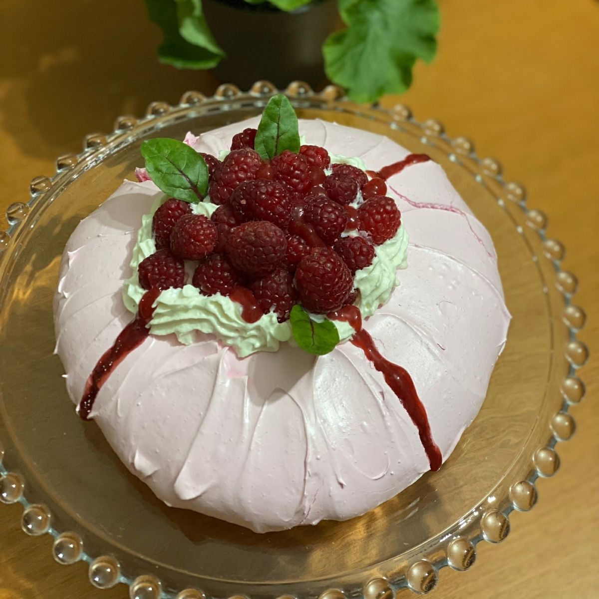 Pavlova rosa con lamponi
