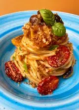 Ricetta Spaghetti con crema di pomodorini rossi e gialli confit, tonno, olive taggiasche e crumble di pane croccante