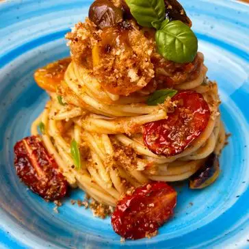 Ricetta Spaghetti con crema di pomodorini rossi e gialli confit, tonno, olive taggiasche e crumble di pane croccante di ilmiopiattoacolori