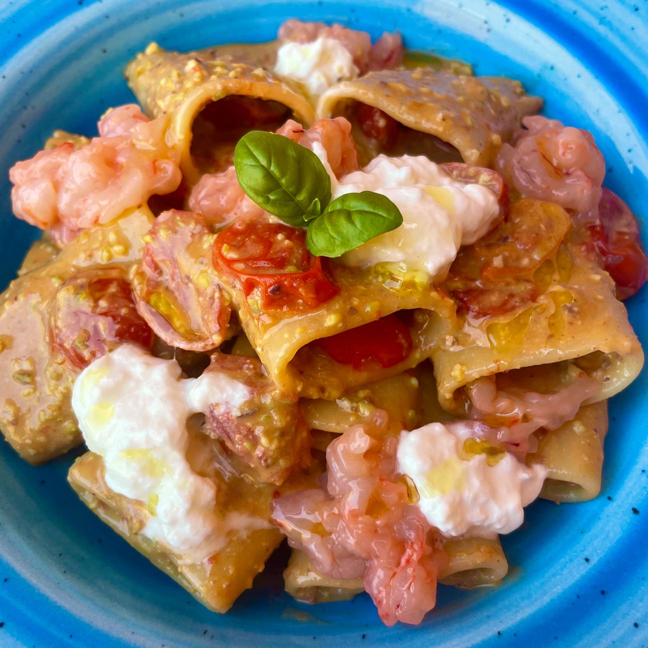 Paccheri con pomodorini datterini, pesto di pistacchi, stracciatella e tartare di gambero rosso