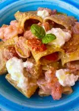 Ricetta Paccheri con pomodorini datterini, pesto di pistacchi, stracciatella e tartare di gambero rosso