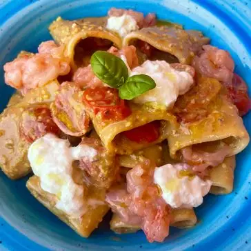 Ricetta Paccheri con pomodorini datterini, pesto di pistacchi, stracciatella e tartare di gambero rosso di ilmiopiattoacolori
