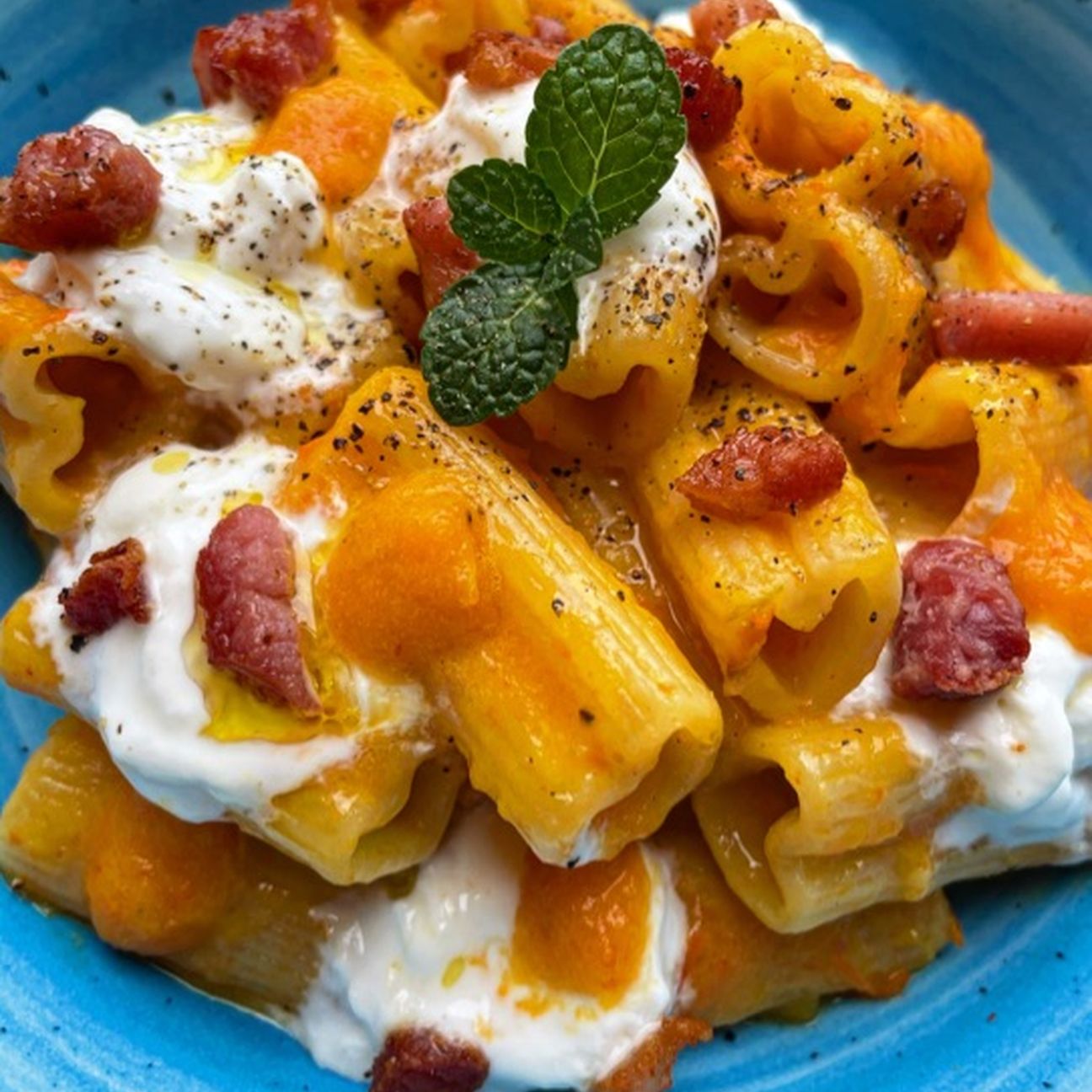 RIGACUORI CON CREMA DI PEPERONI, STRACCIATELLA E PANCETTA CROCCANTE
