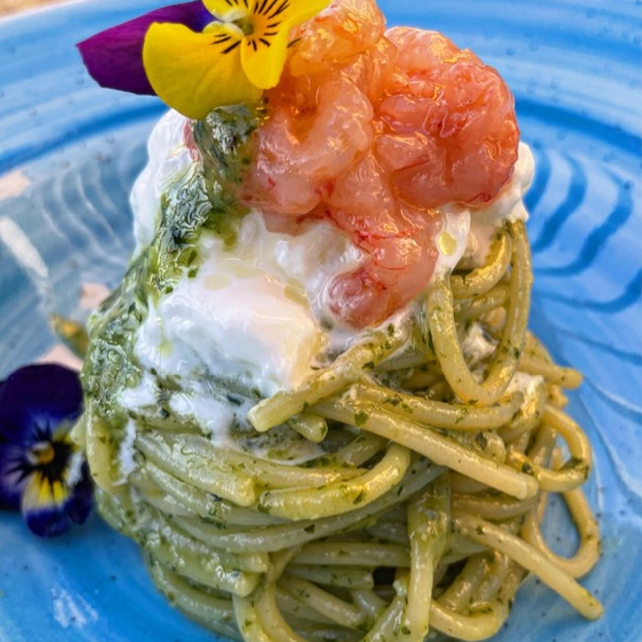 Spaghetti al pesto con stracciatella e gambero rosso