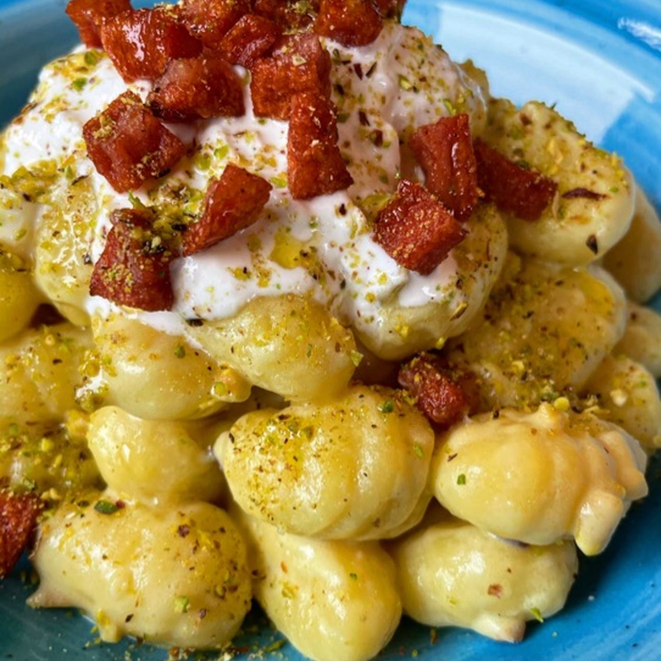 Gnocchi con crema al pistacchio e burrata con mortadella croccante