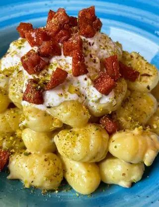 Ricetta Gnocchi con crema al pistacchio e burrata con mortadella croccante di ilmiopiattoacolori