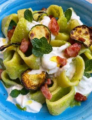 Ricetta Calamarata con crema di zucchine, stracciatella, pancetta croccante e menta di ilmiopiattoacolori