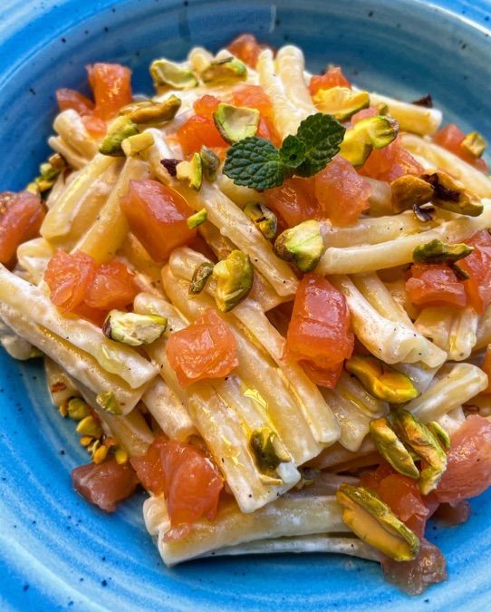 Caserecce con crema di robiola, tartare di salmone e pistacchi