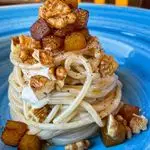Ricetta Spaghetti con fonduta di gorgonzola, pere caramellate e noci