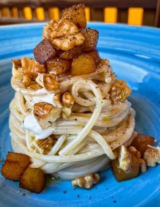 Ricetta Spaghetti con fonduta di gorgonzola, pere caramellate e noci di ilmiopiattoacolori