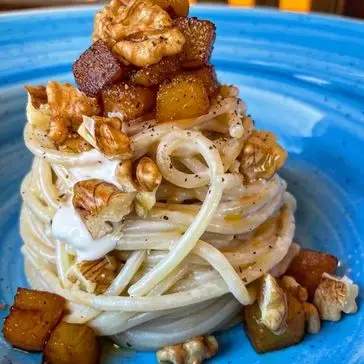 Ricetta Spaghetti con fonduta di gorgonzola, pere caramellate e noci
