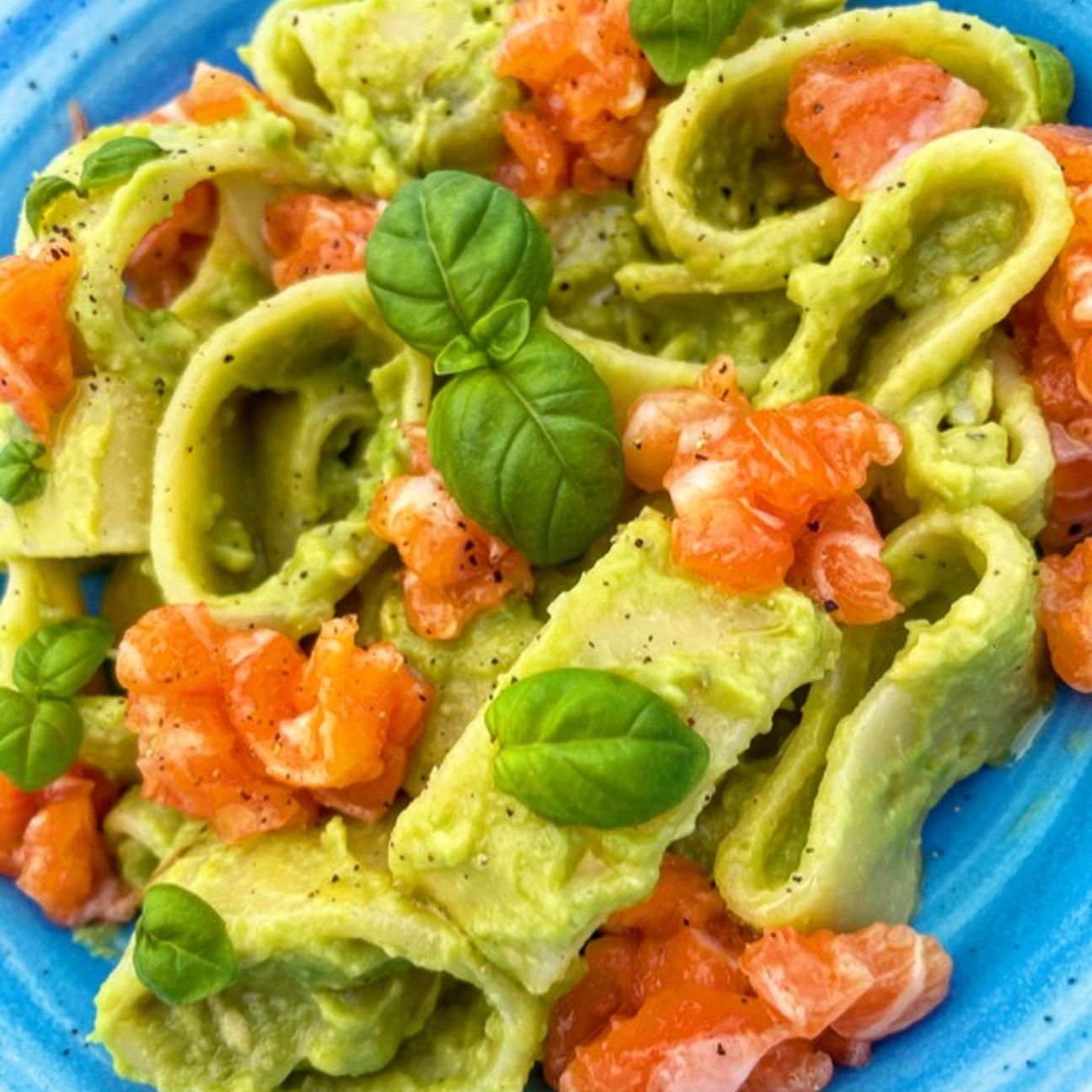 Calamarata con crema di avocado e tartare di salmone