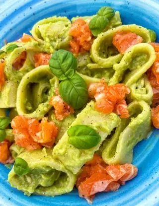 Ricetta Calamarata con crema di avocado e tartare di salmone di ilmiopiattoacolori