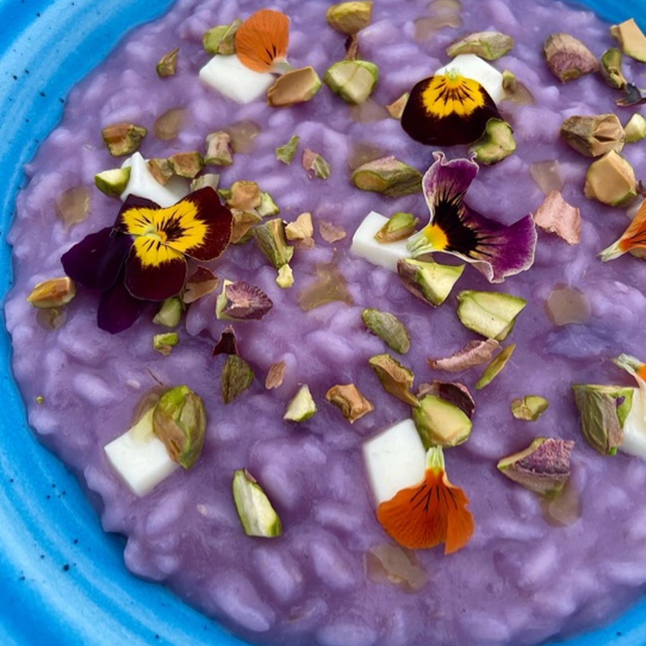 Risotto con crema di cavolo viola, stracchino e pistacchi