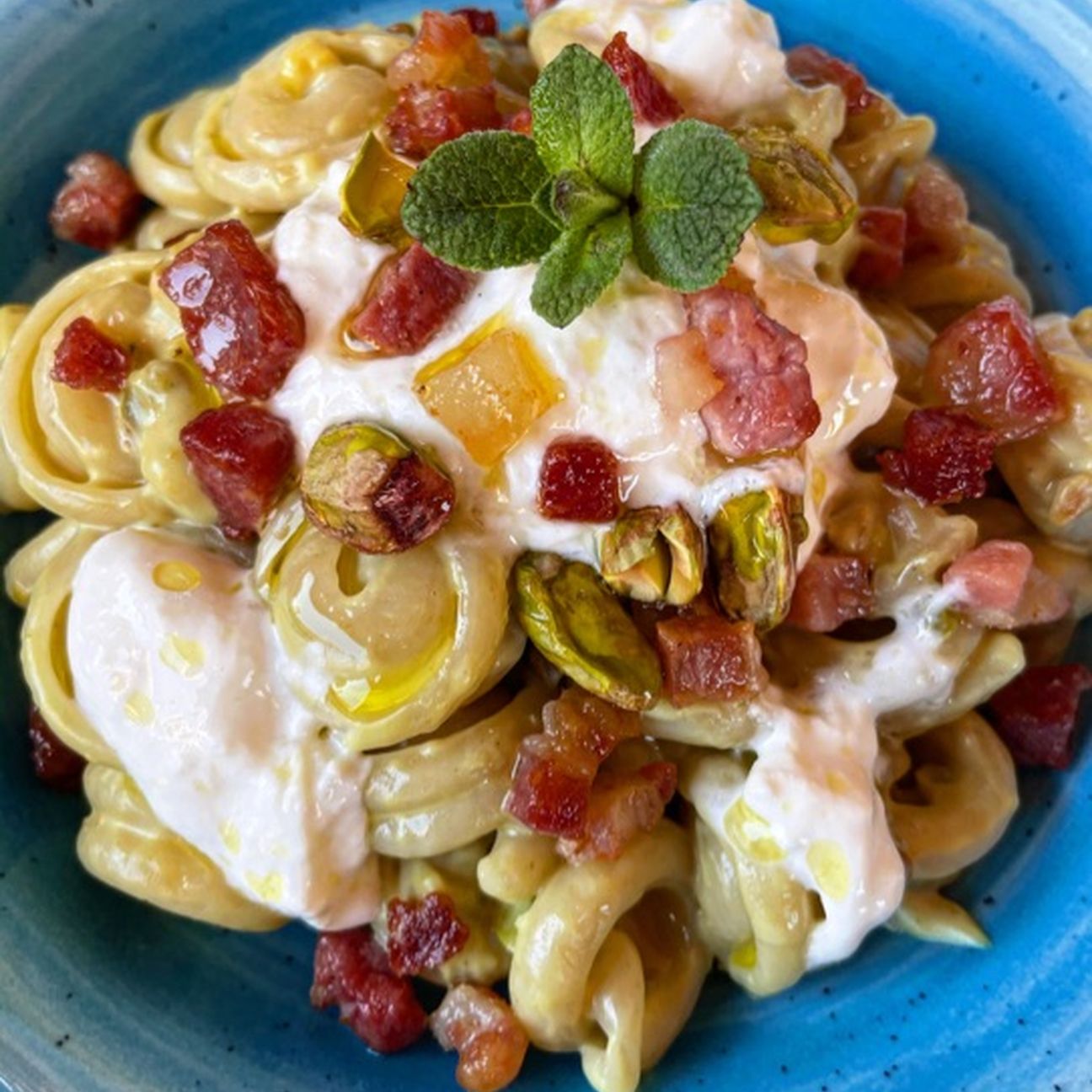 Pesto di pistacchio, burrata e pancetta croccante