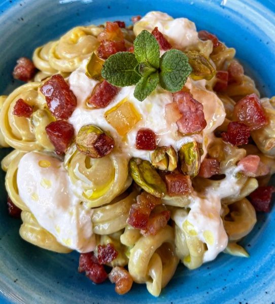 Pesto di pistacchio, burrata e pancetta croccante Al.Ta Cucina