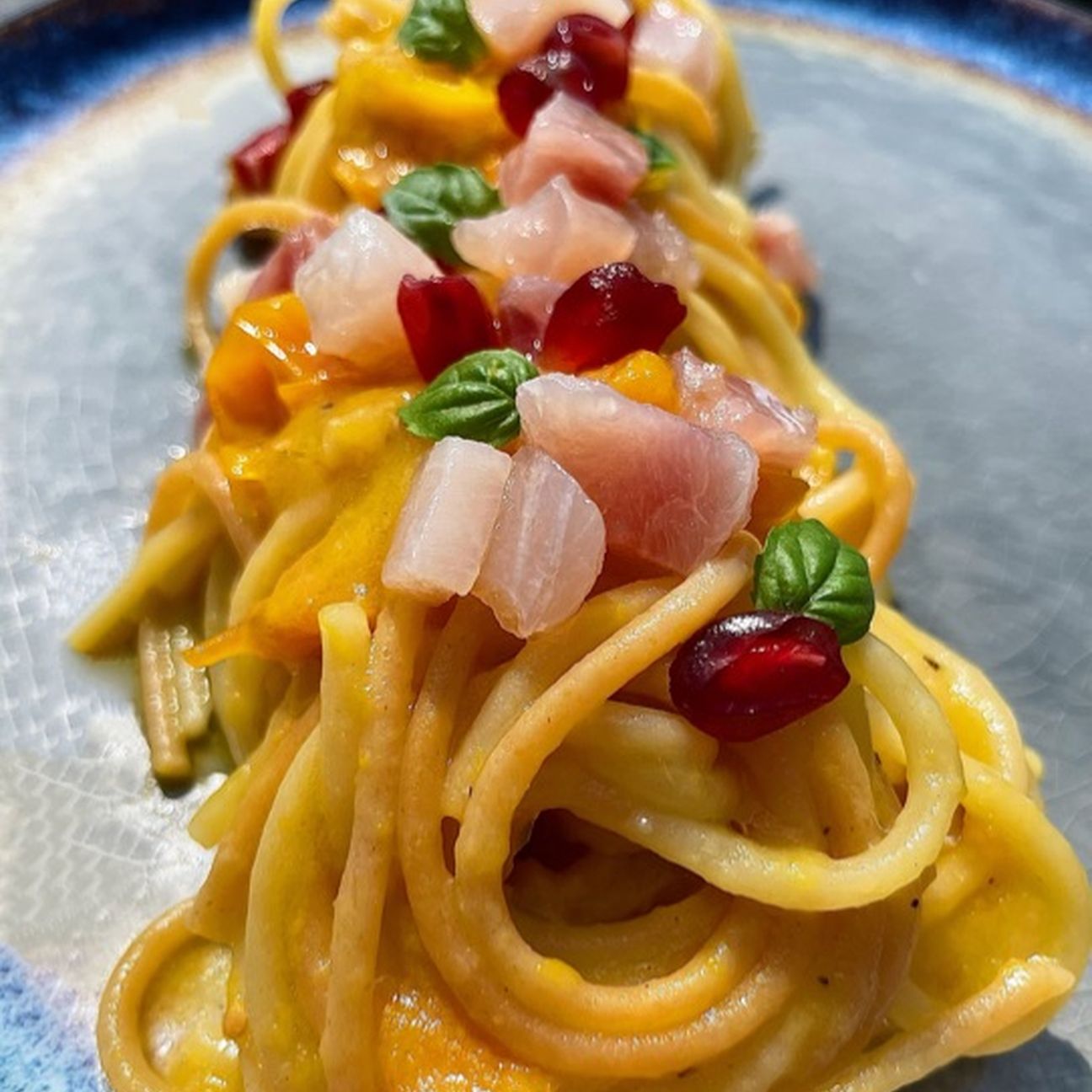 Spaghetti risottati con pomodorini gialli, pesce spada e melagrana