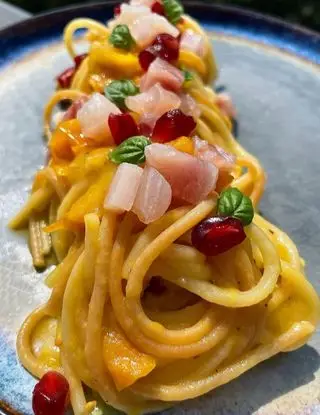 Ricetta Spaghetti risottati con pomodorini gialli, pesce spada e melagrana di ilmiopiattoacolori