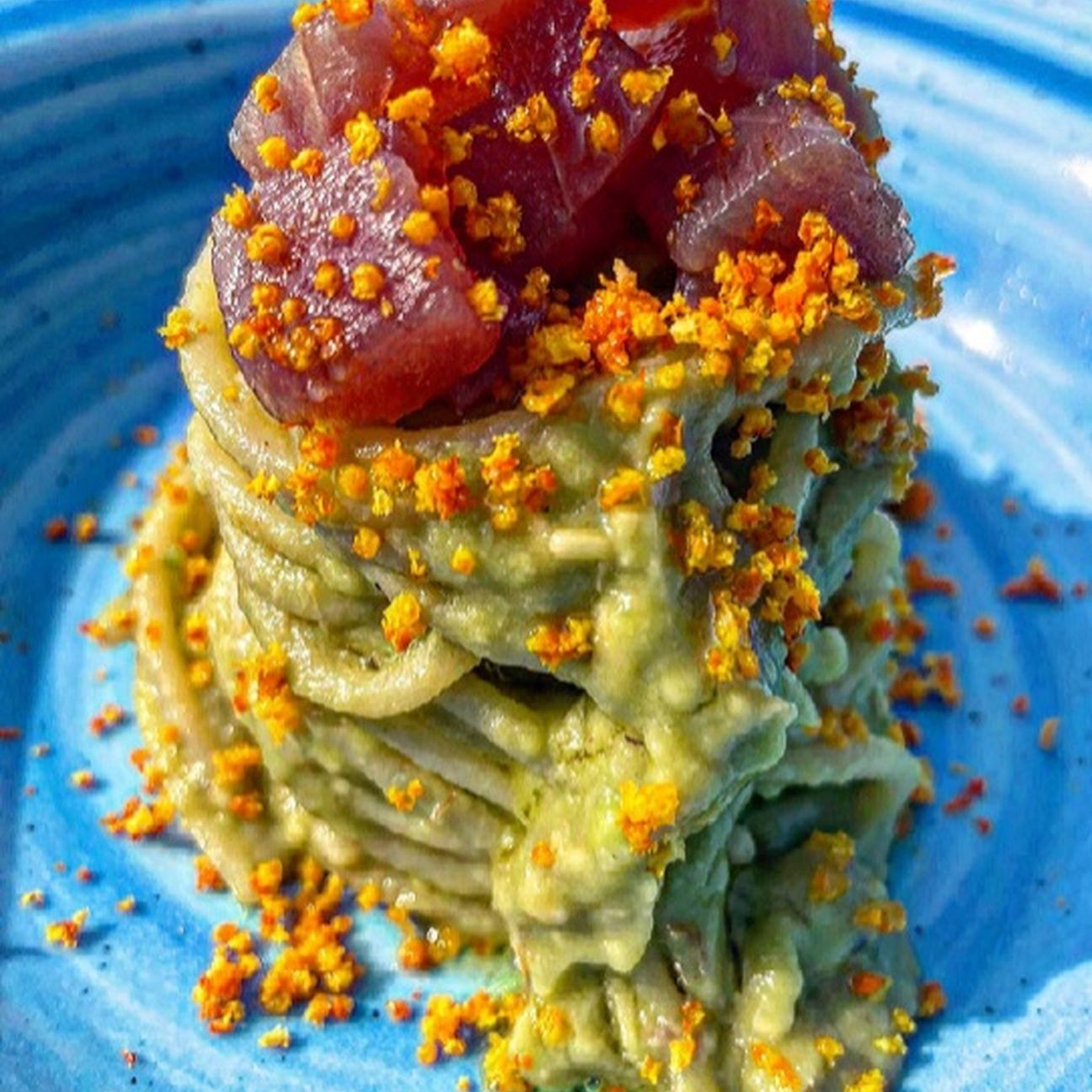 Crema di avocado, tartare di tonno e polvere di arancia