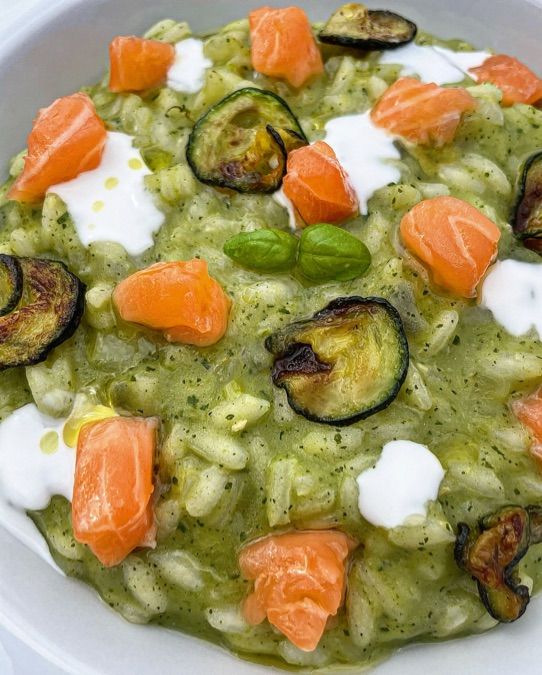 Risotto con crema e chips di zucchine, salmone e fonduta di parmigiano