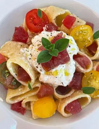 Ricetta Calamarata con burrata, mix di pomodorini e tonno fresco di ilmiopiattoacolori