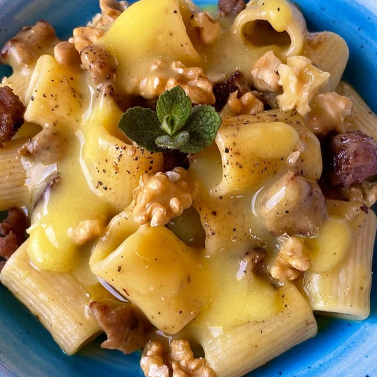 Crema di patate, salsiccia e noci