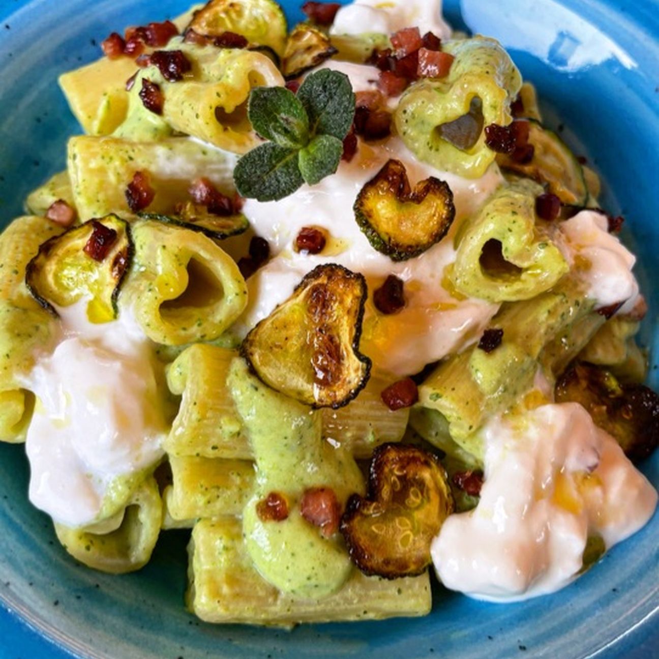 Crema di zucchine e stracciatella con speck croccante e chips di zucchine