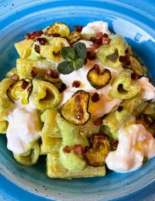 Ricetta Crema di zucchine e stracciatella con speck croccante e chips di zucchine di ilmiopiattoacolori