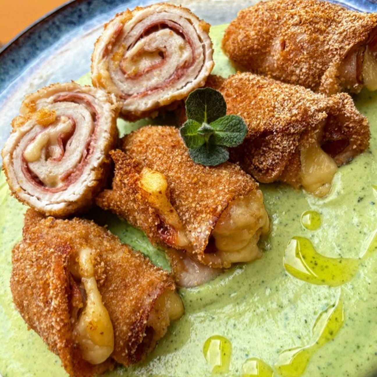 Involtini di pollo panati con prosciutto cotto e scamorza filante