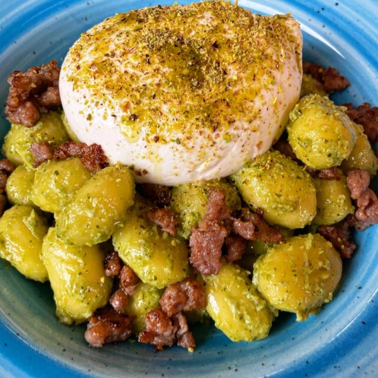 Gnocchi con pesto di pistacchi, salsiccia e burrata