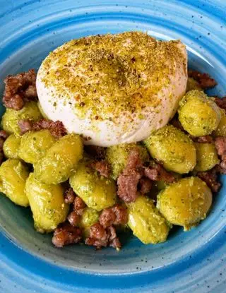 Ricetta Gnocchi con pesto di pistacchi, salsiccia e burrata di ilmiopiattoacolori